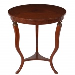 Elegante mesa de apoio, estilo inglês, em madeira nobre, tampo liso circular, base tripoide com amarração central. (70x64)