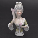 Coleção Half Doll -  elegante dama com porte de corte, penteado com adorno de perolado uma mão com leque e outra  com rosa. Base marcada Germany e numerada.  Mede 8,5x5,5 cm