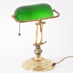 Vintage - Antiga luminária de mesa, Bankers lamp, estilo inglês,. Apresenta base e haste em metal dourado com cúpula em vidro verde. Funcionando. Obs.: Apresenta marcas de oxidação, no estado. (30x16x26)