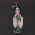 Coleção Half Doll - Doce menina com vestido verde. Carregas nas mão e no cabelo delicadas flores rosas. Movimento charmoso das mãos na boca. Mede 8x3.