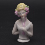 Coleção Half Doll - Jovem dama com lindo chapéu florido e simples vestido na cor branca. Movimento dos braços bem expressivo com uma das mão para tras e outra sob o coração. Base marcada Germany.  Mede 8x5 cm.