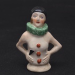 Coleção Half Doll - Graciosa colombina com vestimenta tradicional. Parte de cima branca com colar de babados verde. Clochê preto. Base numerada e marcada Germany. Med 6,5x5,5 cm.