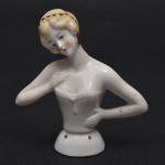 Coleção Half Doll - Belissima dançarina com postura expressiva. Sua cabeça esta de lado e os braços apoiados sob o corpo. Vestimenta inteiramente branca. Base marcada Germany. Med 8x7 cm.