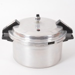 Grande panela de pressão Rochedo, tampa de rosca. 11,4 litros - 12QT. Alcan aluminio de Brasil S/A.  Necessita revisão na tampa, no estado.