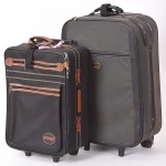 Lote contendo 2 malas de lona sendo uma Executive Larsey luggage com 2 ziper (58x45x24 cm)  e uma Air Express com 2 ziper (55x35x21). Ambas com rodizios. Marcas de uso, no estado