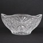 Fruteira de cristal prensado, bowl fundo com desenhos de estrelas e pastilhas, borda dentada. 22x11 cm