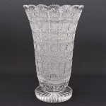 Belissimo vaso de cristal europeu profusamente lapidado com estrelas distintas e estilizadas. Imperceptivel bicado na borda. 29 cm alt x 18 cm diam