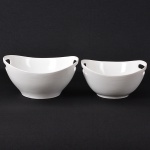 Charmoso para de bowls / saladeira em porcelana branca com alças. Obs.: 1 com pequeno bicado, no estado. (13x27x25 / 23x12x23)