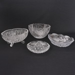 Lote de demi cristal sendo: 1 delicada fruteira e 3 bowls, lapidações e formas distintas, com elementos marinho, formas sinuosas, mandalas e raminhos. Maior 17x10 / Menor 15x3 cm