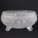 Imponente fruteira de cristal tcheco, com grande bacia de corpo abaulado e ricamente lapidada com estrelas estilizadas, borda serrilhada, pés em rocaille. Fundo com profusa decoração. 28x16 cm