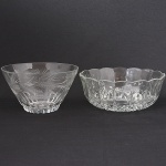 Lote contendo 2 bowls fundos para doces em calda, sendo 1 de cristal ornamentado com trigos e 1 de demi cristal com fundo lapidado. 20x11x m e 23x7 cm