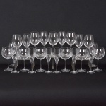 Conjunto de taças de cristal liso e linhas retas, constando de 6 taças para agua, 5 para vinho, 6 para vinho branco, e 6 flute. Total 23 pçs