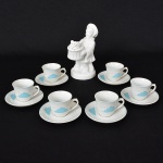 Jogo para café em porcelana branca Real, composto por 6 xícaras e seus respectivos pires, ornados com filete azul e nuvens, azuis e brancas, acompanha ainda um Pierrot floreira de porcelana branca. 15x6,5 cm - Total 13 peças