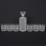 Belissimo conjunto para whisky de cristal europeu com rica lapidação diamantada em losango, composto por 6 copos e 1 garrafa. Copos 9x5 cm / Garrafa 26x10 cm