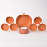 Apple Pie - Maravilhoso jogo em cerâmica para sobremesa em barro cozido e moldado composto por 1 travessa e 6 bowls ambos em formato de maçã. Compõe o lote 1  bowl em cerâmica, apresenta interior esmaltado. Total 8 peças. (26x7 / 13x5 - 15x8)