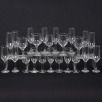 Conjunto de taças em demi cristal translucido, em linhas retas e lisas, pés redondos.  Sendo 4 taças para vinho branco, 5 taças para vinho tinto, 12 taças para flute (20 cm alt), 3 taças para flute (18 cm alt) Total 24 tçs