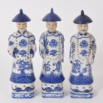 Os Três Reis Celestiais - Fu Xing, Lu Xing e Shou Xing -  China, Período Republicano (1912 / 1949) Set com 3 esculturas  em cerâmica vitrificada e policromada, apresentam padrão Blue and White.  (28x10) - Nota.: Fu Xing: O deus da felicidade, da sorte e das oportunidades. Acredita-se que tenha sido um personagem histórico do século VI chamado Yang Chang, que foi deificado em Daoxian, na província de Hunan, da qual era governador. Após sua morte, por ser muito bem quisto pela população, erigiu-se um templo em sua homenagem. Sua figura aparece muitas vezes nas portas, para trazer a felicidade e a sorte. Apresenta-se em geral com um chapéu de abas largas e portando um pergaminho enrolado. Muitas vezes aparece carregando uma ou mais crianças, símbolo de felicidade na China Antiga..Lu Xing: Conhecido como o deus da prosperidade, que traz a felicidade na forma de aumentos salariais ou promoções. O personagem histórico ligado a ele é um estudioso do século II a.C. chamado Shi Fen. Ele era um alto funcionário imperial e predileto do próprio imperador, o que colocou sua família em um alto nível social e financeiro. Aparece geralmente vestido com trajes nobres e pode carregar um lingote de ouro..Shou Xing: Também chamado de Nanji Laoren (Velho Homem do Polo Sul). Muito reverenciado como o deus da longevidade. Em geral carrega um pêssego, pois a palavra pêssego em chinês tem o mesmo som de longevidade  shou. É retratado muitas vezes acompanhado de uma garça ou tartaruga, símbolos de longevidade. Traz um cajado feito de madeira de pessegueiro (o fruto da imortalidade) e uma cabaça, que está cheia com o elixir da imortalidade. Muitas vezes é denominado como Shou Xi, onde xi significa felicidade e passa a representar a longevidade feliz. É o símbolo de nosso site principal, Longevidade.