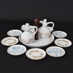 Mesa com Estilo - Lote composto por 1 galheteiro em porcelana, composto por 1 prato e 2 galhetas, acompanha 9 descansos para copo porcelana e 1 colher para pimenteira.  Total 13 peças