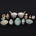 Chinese Porcelain - Lote composto por diversas peças em porcelana em chinesa, sendo 4 potiches, 2 lavandas, 2 bowls com respectivas colheres para missô, 1 saleiro, 2 medalhões miniatura, 1 bowl miniatura e 1 vaso miniatura.  Acompanham 9 peanhas. - Total 24 peças (Maior 13x8 / Menor 6x3)