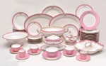 Raro, antigo e premiado aparelho de jantar em porcelana francesa, séc XIX-  CH PILLIVUYT & Cie - Medaille D´Or Expo 1867. Ornamentação em branco e rosa, com monograma decorado nos frisos.  Aparelho composto por 18 pratos rasos, 9 pratos fundos, 14 pratos de sobremesa (sendo 1 com monograma ao centro), 1 prato para bolo, 1 fruteira, 1 molheira com presentoir (presentoir com 2 restauros caseiros), 1 sopeira sem tampa, 2 travessas ovais fundas (1 com bicado parte inferior da borda), 1 petisqueira, 2 xícaras de café com 4 pires (1 xícara com discretos bicados na borda), 1 xicara para consome com pires, 3 xicaras para chocolate com pires e 3 xicaras para chá com 3 pires. Total 71 peças - Très Chic!!!