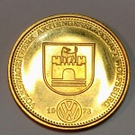 NUMISMÁTICA OURO - 24k - 3,51g - 22 mm - Moeda / Medalha de 1973, entregue apenas a executivos, donos de concessionárias ou VIPs Volkswagen. Apresenta o emblema do castelo e lobo sobre as letras VW, circundada pelas inscrições VOLKSWAGENWERK AKTIENGESELLSCHAFT WOLFSBURG. Peça rara e histórica para colecionadores e entusiastas da marca, foi analisado em Balança Hidrostática De Medir Teor De Ouro (que não afeta em nada a peça) - Detalhes conforme fotos, _(ºLº)_ Caso necessite, tire todas suas dúvidas via atendimento personalizado por WhatsApp: (11) 98681-9377 ou pelo e-mail: contato@antiguera.com.br, onde você pode solicitar fotos detalhadas. Não deixe para última hora! Antecipadamente agradecemos pelo seu lance. Sem garantias futuras