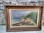 Quadro com assinatura no canto inferior direita HARUMI, apresenta uma paisagem costeira vibrante e detalhada. No primeiro plano, há duas figuras vestindo chapéus e roupas coloridas, posicionadas em uma área gramada com flores roxas. Elas parecem estar observando o mar. A linha costeira se curva ao longe, encontrando um céu azul com algumas nuvens leves. À direita das figuras, há um grupo de árvores ou arbustos verdes. A moldura do quadro é de madeira ornamentada, mostrando sinais de envelhecimento, o que adiciona valor. Aprox. 40 x 30 cm Detalhes conforme fotos, _(ºLº)_ Caso necessite, tire todas suas dúvidas via atendimento personalizado por WhatsApp: (11) 98681-9377 ou pelo e-mail: contato@antiguera.com.br, onde você pode solicitar fotos detalhadas. Não deixe para última hora! Antecipadamente agradecemos pelo seu lance. Sem garantias futuras
