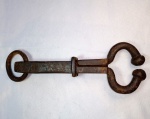 FORMIGÃO ANTIGO - FERRAMENTA PARA CONTENÇÃO DE BOVINOS E EQUINOS NARIGUEIRA / 24 CM DE COMPRIMENTO / FEITA EM FERRO / PERFEITAMENTE UTILIZÁVEL. Detalhes conforme fotos, _(ºLº)_ Caso necessite, tire todas suas dúvidas via atendimento personalizado por WhatsApp: (11) 98681-9377 ou pelo e-mail: contato@antiguera.com.br, onde você pode solicitar fotos detalhadas. Não deixe para última hora! Antecipadamente agradecemos pelo seu lance. Sem garantias futuras