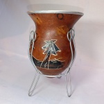 Cuia de chimarrão Bago de Touro desenhada à volta, apoio de cuia em metal . Medidas : Altura com apoio 21 cm X 12 cm de bocal. Detalhes conforme fotos, _(ºLº)_ Caso necessite, tire todas suas dúvidas via atendimento personalizado por WhatsApp: (11) 98681-9377 ou pelo e-mail: contato@antiguera.com.br, onde você pode solicitar fotos detalhadas. Não deixe para última hora! Antecipadamente agradecemos pelo seu lance. Sem garantias futuras