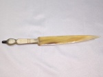Antiga FACA GAÚCHA LÂMINA E PUNHO EM CHIFRE PARA ABRIR CARTAS Espadinha punhal Abridor De Chifre anos 50. Aprox. 25 cm. Detalhes conforme fotos, _(ºLº)_ Caso necessite, tire todas suas dúvidas via atendimento personalizado por WhatsApp: (11) 98681-9377 ou pelo e-mail: contato@antiguera.com.br, onde você pode solicitar fotos detalhadas. Não deixe para última hora! Antecipadamente agradecemos pelo seu lance. Sem garantias futuras