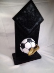 GRANDE: Troféu com base preta em forma de seta, uma bola de futebol tridimensional e uma chuteira dourada na base. Design moderno e elegante, ideal para premiações esportivas. Aprox  40 x 25 x 15 cm. Detalhes conforme fotos, _(ºLº)_ Caso necessite, tire todas suas dúvidas via atendimento personalizado por WhatsApp: (11) 98681-9377 ou pelo e-mail: contato@antiguera.com.br, onde você pode solicitar fotos detalhadas. Não deixe para última hora! Antecipadamente agradecemos pelo seu lance. Sem garantias futuras