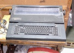 Maquina De Escrever Elétrica Olivetti Et 112. Detalhes conforme fotos, _(ºLº)_ Caso necessite, tire todas suas dúvidas via atendimento personalizado por WhatsApp: (11) 98681-9377 ou pelo e-mail: contato@antiguera.com.br, onde você pode solicitar fotos detalhadas. Não deixe para última hora! Antecipadamente agradecemos pelo seu lance. Sem garantias futuras