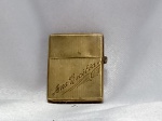 Antigo isqueiro não é zippo, porem menor um pouco, feito em bronze. Detalhes conforme fotos, _(ºLº)_ Caso necessite, tire todas suas dúvidas via atendimento personalizado por WhatsApp: (11) 98681-9377 ou pelo e-mail: contato@antiguera.com.br, onde você pode solicitar fotos detalhadas. Não deixe para última hora! Antecipadamente agradecemos pelo seu lance. Sem garantias futuras