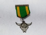 Medalha `Dever para com Deus` prêmio era concedido a jovens membros do sexo masculino de A Igreja de Jesus Cristo dos Santos dos Últimos Dias em conjunto com sua participação no programa de escoteiros dos Escoteiros da América. Detalhes conforme fotos, _(ºLº)_ Caso necessite, tire todas suas dúvidas via atendimento personalizado por WhatsApp: (11) 98681-9377 ou pelo e-mail: contato@antiguera.com.br, onde você pode solicitar fotos detalhadas. Não deixe para última hora! Antecipadamente agradecemos pelo seu lance. Sem garantias futuras