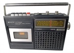 Tape Radio Gravador Sanyo M2420. FUNCIONANDO. Detalhes conforme fotos, _(ºLº)_ Caso necessite, tire todas suas dúvidas via atendimento personalizado por WhatsApp: (11) 98681-9377 ou pelo e-mail: contato@antiguera.com.br, onde você pode solicitar fotos detalhadas. Não deixe para última hora! Antecipadamente agradecemos pelo seu lance. Sem garantias futuras
