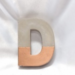 Letra D feita em concreto com faixa pintada na cor cobre, aprox. 11 x 11 cm. Detalhes conforme fotos, _(ºLº)_ Caso necessite, tire todas suas dúvidas via atendimento personalizado por WhatsApp: (11) 98681-9377 ou pelo e-mail: contato@antiguera.com.br, onde você pode solicitar fotos detalhadas. Não deixe para última hora! Antecipadamente agradecemos pelo seu lance. Sem garantias futuras