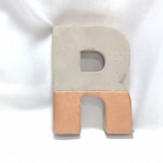Letra R feita em concreto com faixa pintada na cor cobre, aprox. 11 x 11 cm. Detalhes conforme fotos, _(ºLº)_ Caso necessite, tire todas suas dúvidas via atendimento personalizado por WhatsApp: (11) 98681-9377 ou pelo e-mail: contato@antiguera.com.br, onde você pode solicitar fotos detalhadas. Não deixe para última hora! Antecipadamente agradecemos pelo seu lance. Sem garantias futuras
