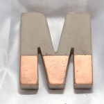 Letra M feita em concreto com faixa pintada na cor cobre, aprox. 11 x 11 cm. Detalhes conforme fotos, _(ºLº)_ Caso necessite, tire todas suas dúvidas via atendimento personalizado por WhatsApp: (11) 98681-9377 ou pelo e-mail: contato@antiguera.com.br, onde você pode solicitar fotos detalhadas. Não deixe para última hora! Antecipadamente agradecemos pelo seu lance. Sem garantias futuras