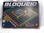 Jogo Bloqueio da Grow onde o caminho para a vitória é uma desafiadora mistura entre avanço e barreiras. Vence aquele que atravessar o tabuleiro primeiro. Detalhes conforme fotos, _(ºLº)_ Caso necessite, tire todas suas dúvidas via atendimento personalizado por WhatsApp: (11) 98681-9377 ou pelo e-mail: contato@antiguera.com.br, onde você pode solicitar fotos detalhadas. Não deixe para última hora! Antecipadamente agradecemos pelo seu lance. Sem garantias futuras de que tenha todas as peças