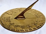 Antigo relógio de Sol fundido em bronze, Aprox. 25 cm de diâmetro. Detalhes conforme fotos, _(ºLº)_ Caso necessite, tire todas suas dúvidas via atendimento personalizado por WhatsApp: (11) 98681-9377 ou pelo e-mail: contato@antiguera.com.br, onde você pode solicitar fotos detalhadas. Não deixe para última hora! Antecipadamente agradecemos pelo seu lance. Sem garantias futuras