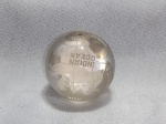 Esfera de cristal representando globo terrestre em cristal acidato. aprox 7,5 cm de diâmetro. Detalhes conforme fotos, _(ºLº)_ Caso necessite, tire todas suas dúvidas via atendimento personalizado por WhatsApp: (11) 98681-9377 ou pelo e-mail: contato@antiguera.com.br, onde você pode solicitar fotos detalhadas. Não deixe para última hora! Antecipadamente agradecemos pelo seu lance. Sem garantias futuras