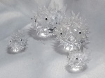 4 Quatro Peixes Baiacu em cristal. Aprox 4 cm o maior. Detalhes conforme fotos, _(ºLº)_ Caso necessite, tire todas suas dúvidas via atendimento personalizado por WhatsApp: (11) 98681-9377 ou pelo e-mail: contato@antiguera.com.br, onde você pode solicitar fotos detalhadas. Não deixe para última hora! Antecipadamente agradecemos pelo seu lance. Sem garantias futuras