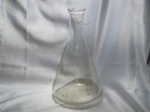 Antigo frasco vidraria Pyrex Lab 2.000 ml para manuseio de garrafas químicas laboratório / farmácia. Detalhes conforme fotos, _(ºLº)_ Caso necessite, tire todas suas dúvidas via atendimento personalizado por WhatsApp: (11) 98681-9377 ou pelo e-mail: contato@antiguera.com.br, onde você pode solicitar fotos detalhadas. Não deixe para última hora! Antecipadamente agradecemos pelo seu lance. Sem garantias futuras