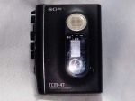 Gravador de fita cassete Sony TCM-47 FUNCIONANDO do JAPÃO. Detalhes conforme fotos, _(ºLº)_ Caso necessite, tire todas suas dúvidas via atendimento personalizado por WhatsApp: (11) 98681-9377 ou pelo e-mail: contato@antiguera.com.br, onde você pode solicitar fotos detalhadas. Não deixe para última hora! Antecipadamente agradecemos pelo seu lance. Sem garantias futuras