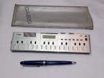 ANTIGO MINI TECLADO ELETRONICO CASIO VL-TONE VL-10 INSTRUMENTO MUSICAL MADE IN JAPAN FUNCIONANDO. Desgastes de uso e detalhes conforme fotos, _(ºLº)_ Caso necessite, tire todas suas dúvidas via atendimento personalizado por WhatsApp: (11) 98681-9377 ou pelo e-mail: contato@antiguera.com.br, onde você pode solicitar fotos detalhadas. Não deixe para última hora! Antecipadamente agradecemos pelo seu lance. Sem Garantias futuras.