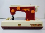 Brinquedo estrela antiga máquina de costura, da marca Estrela, produzida em plástico duro, maior comprimento 30 cm, década de 80, sem testes. Desgastes de uso e detalhes conforme fotos, _(ºLº)_ Caso necessite, tire todas suas dúvidas via atendimento personalizado por WhatsApp: (11) 98681-9377 ou pelo e-mail: contato@antiguera.com.br, onde você pode solicitar fotos detalhadas. Não deixe para última hora! Antecipadamente agradecemos pelo seu lance.