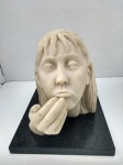 Escultura de mulher cabeça e mão, em pó de mármore mulher base em mármore preto. Aprox 25 x 28 cm x 28. Detalhes conforme fotos, pequeno picado no canto superior esquerdo da base de mármore. _(ºLº)_ Caso necessite, tire todas suas dúvidas via atendimento personalizado por WhatsApp: (11) 98681-9377 ou pelo e-mail: contato@antiguera.com.br, onde você pode solicitar fotos detalhadas. Não deixe para última hora! Antecipadamente agradecemos pelo seu lance. Sem garantias futuras ou de procedência.