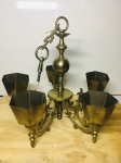 MAGNIFICO LUSTRE ANTIGO EM BRONZE MACIÇO PARA 5 LAMPADAS CANDELABRO DOURADO OURO DIGNO DE UM CASTELO MEDIEVAL. 58 CM (ALTURA) X 62 CM (DIAMÊTRO) E 9,7 KG. Detalhes conforme fotos, _(ºLº)_ Caso necessite, tire todas suas dúvidas via atendimento personalizado por WhatsApp: (11) 98681-9377 ou pelo e-mail: contato@antiguera.com.br, onde você pode solicitar fotos detalhadas. Não deixe para última hora! Antecipadamente agradecemos pelo seu lance. Sem garantias futuras.  Lote para Retirada em mãos ou coleta via transportadora com total responsabilidade do arrematante.