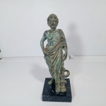 Estátua em bronze fundido Acabamento com pátina antiga de Aesculapius Esculápio Asclépios deus da medicina, chamado Asclépio na Grécia. Filho de Apolo. 25cm Detalhes conforme fotos, _(ºLº)_ Caso necessite, tire todas suas dúvidas via atendimento personalizado por WhatsApp: (11) 98681-9377 ou pelo e-mail: contato@antiguera.com.br, onde você pode solicitar fotos detalhadas. Não deixe para última hora! Antecipadamente agradecemos pelo seu lance. Sem garantias futuras ou de procedência.