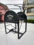 Expositor para bar tipo Balanço porta whisky Jack Daniel´s - Serve para facilitar ao servir Decorativo Cabe garrafas até 3lt. Detalhes conforme fotos, _(ºLº)_ Caso necessite, tire todas suas dúvidas via atendimento personalizado por WhatsApp: (11) 98681-9377 ou pelo e-mail: contato@antiguera.com.br, onde você pode solicitar fotos detalhadas. Não deixe para última hora! Antecipadamente agradecemos pelo seu lance. Sem garantias futuras ou de procedência.