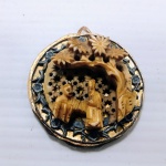 ANTIGUIDADE - Lindo medalhão em marfim entalhado com cena feudal medieval de duas pessoas embaixo de uma arvore cerejeira diante de um céu estrelado, ornado com ramos de flores em metal e fundo na cor de ouro. Aprox 5 cm. Detalhes conforme fotos, _(ºLº)_ Caso necessite, tire todas suas dúvidas via atendimento personalizado por WhatsApp: (11) 98681-9377 ou pelo e-mail: contato@antiguera.com.br, onde você pode solicitar fotos detalhadas. Não deixe para última hora! Antecipadamente agradecemos pelo seu lance. Sem garantias futuras ou de procedência.
